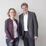 v.l. Danica Gros (Projektmitarbeiterin und Stellvertretung Hotline des Studierendenservice) & Prof. Dr. Gerhard Kruip (Professor für Christliche Sozialethik)